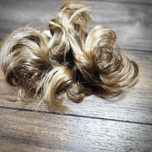 Hair Piece On Wire Med Brown W/Tag   A-2